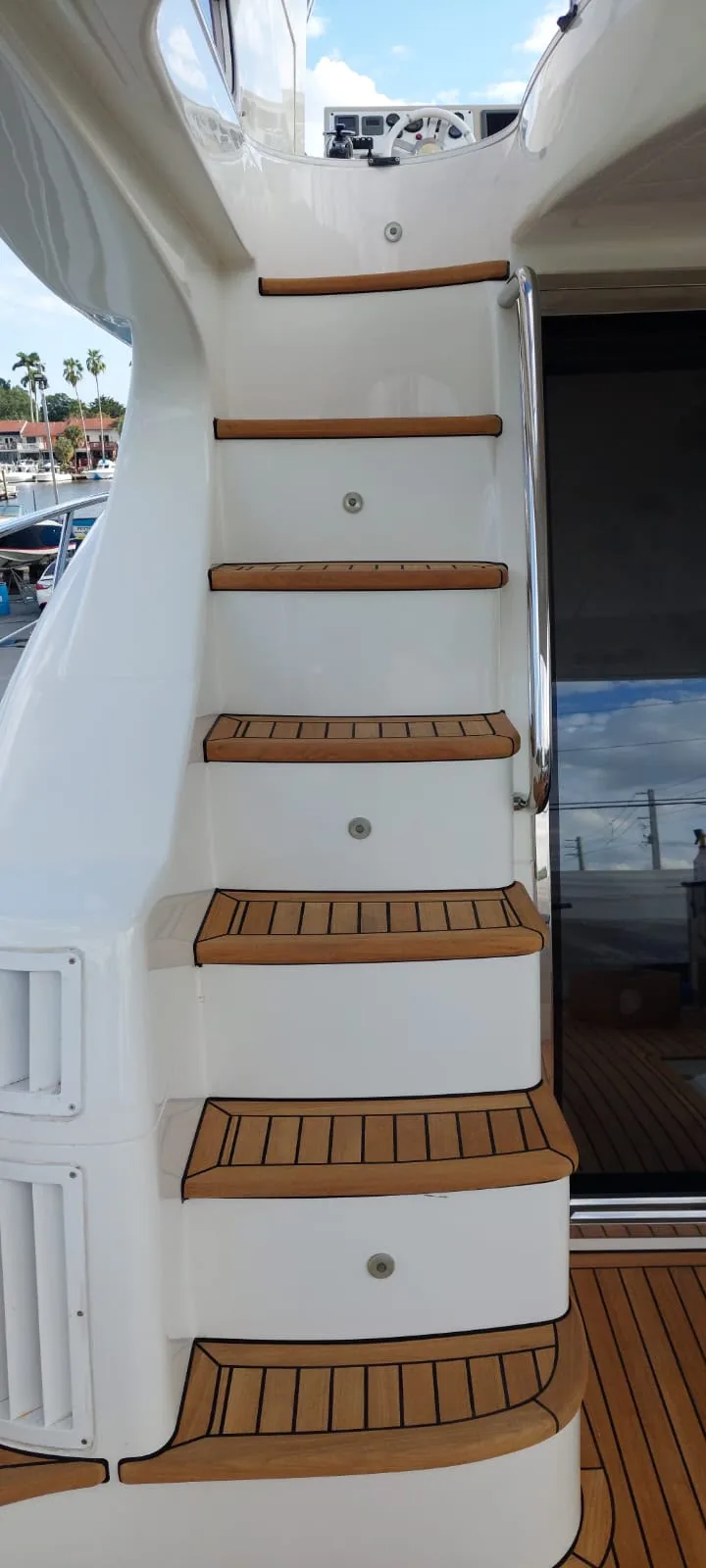 Natural teak step detailing