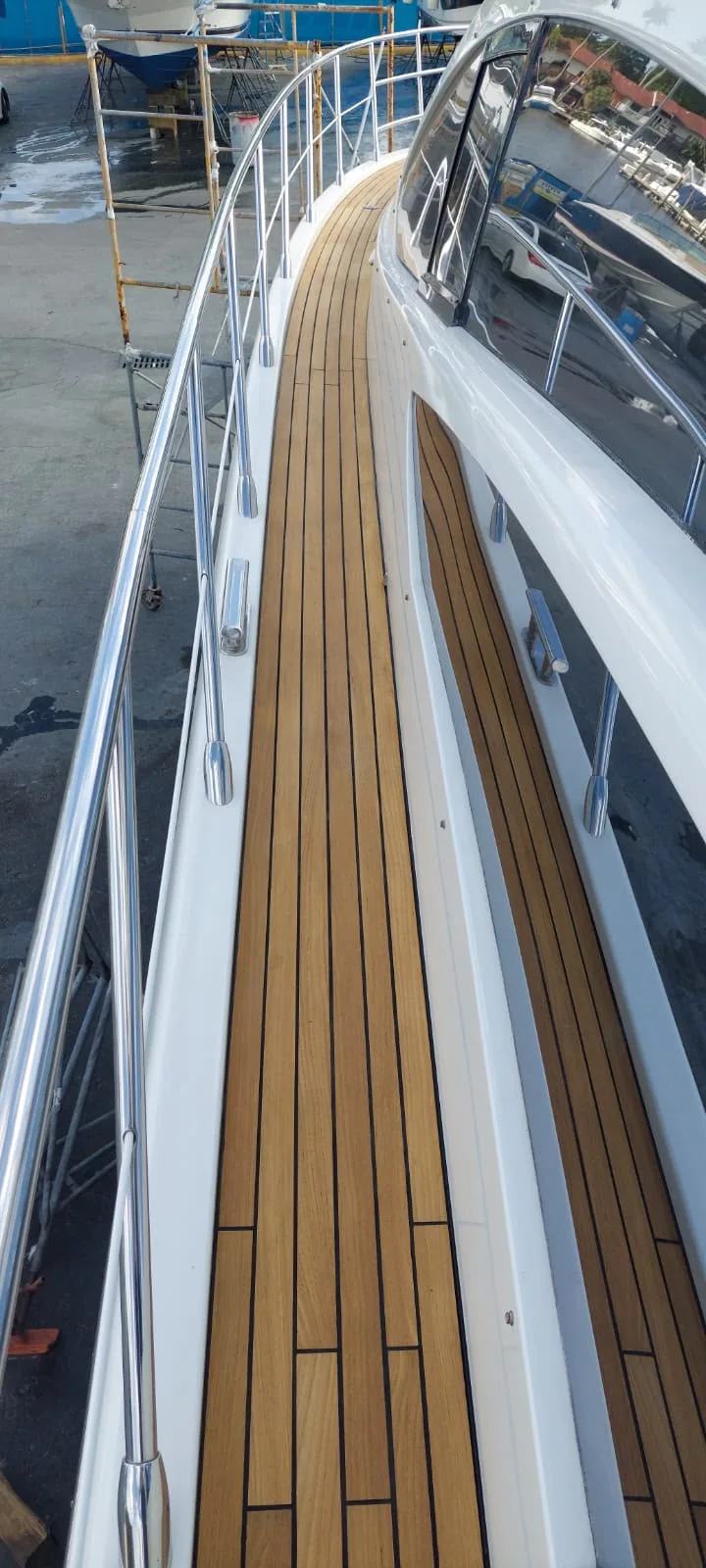 Natural teak side-deck walkway